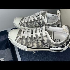 B23 LOW-TOP SNEAKER
White and Black Dior Oblique Canvas